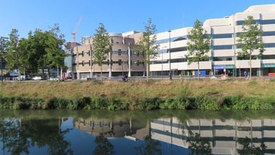 851039 Gezicht over de Stadsbuitengracht op de kantoorgebouwen Daalsesingel 51 en Leidseveer 2 te Utrecht, vanaf de ...